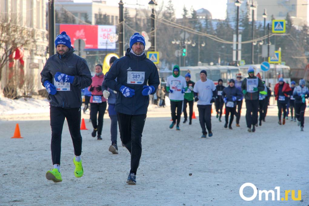 Мороз и солнце, бег чудесный: в Омске прошёл Рождественский полумарафон