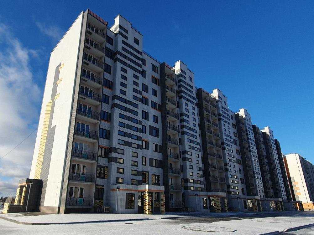 Подземный паркинг и кладовая: в Омске сдали три новых жилых высотки