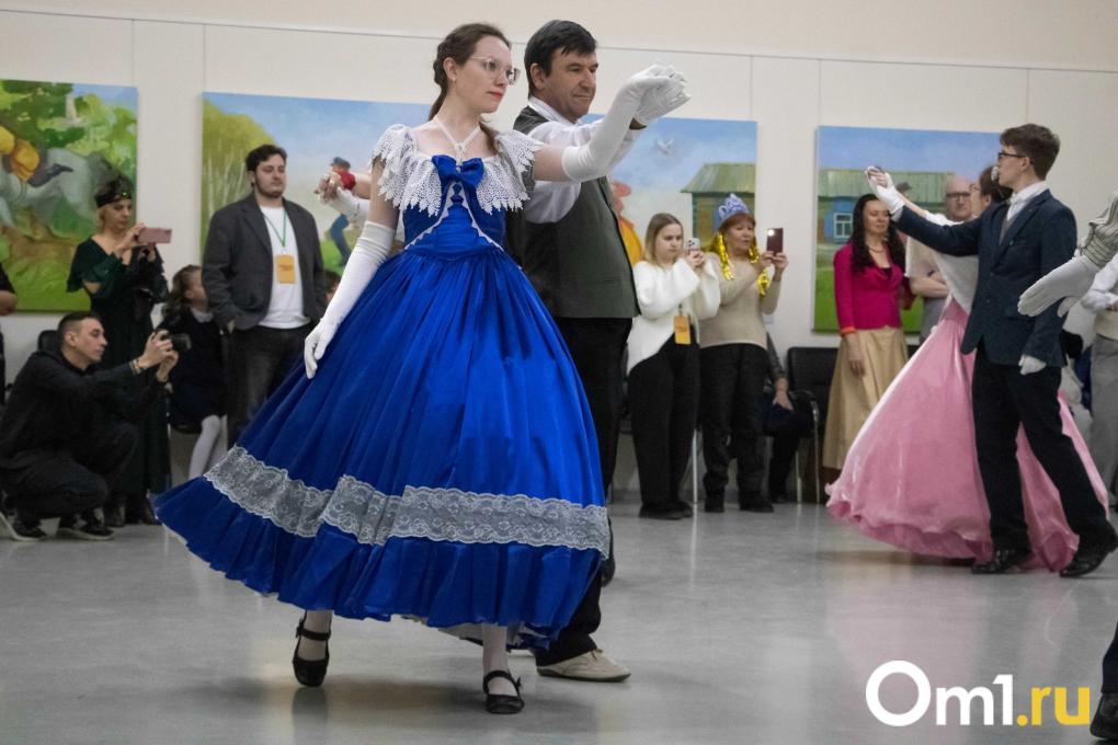 Головокружительно: в Омске провели настоящий бал XIX века