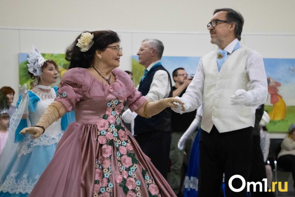 Головокружительно: в Омске провели настоящий бал XIX века