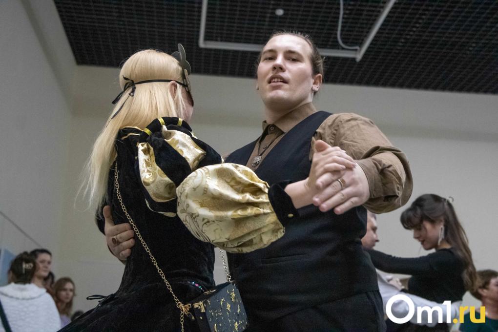 Головокружительно: в Омске провели настоящий бал XIX века