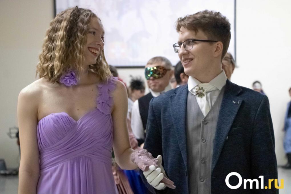 Головокружительно: в Омске провели настоящий бал XIX века