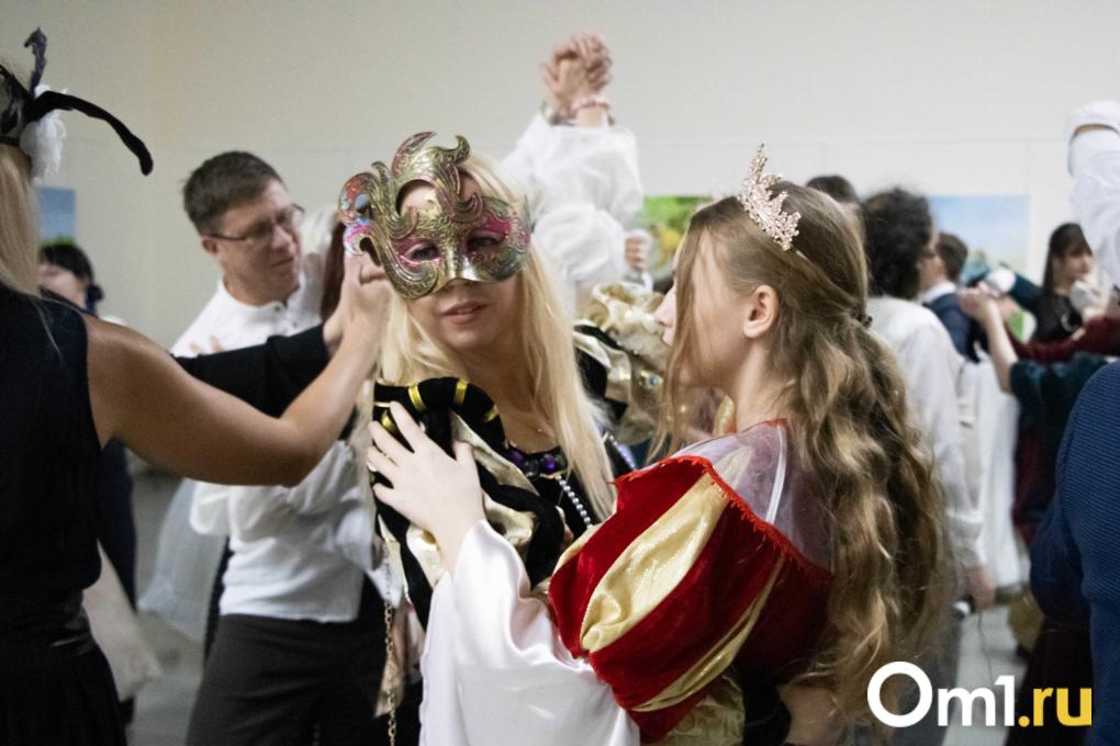 Головокружительно: в Омске провели настоящий бал XIX века