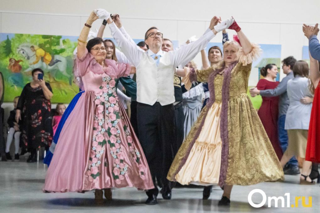 Головокружительно: в Омске провели настоящий бал XIX века