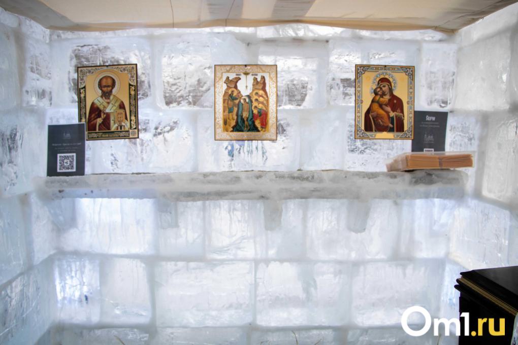 Передвижная колокольня и мороз: как на «Зелёном острове» в Омске освятили купели