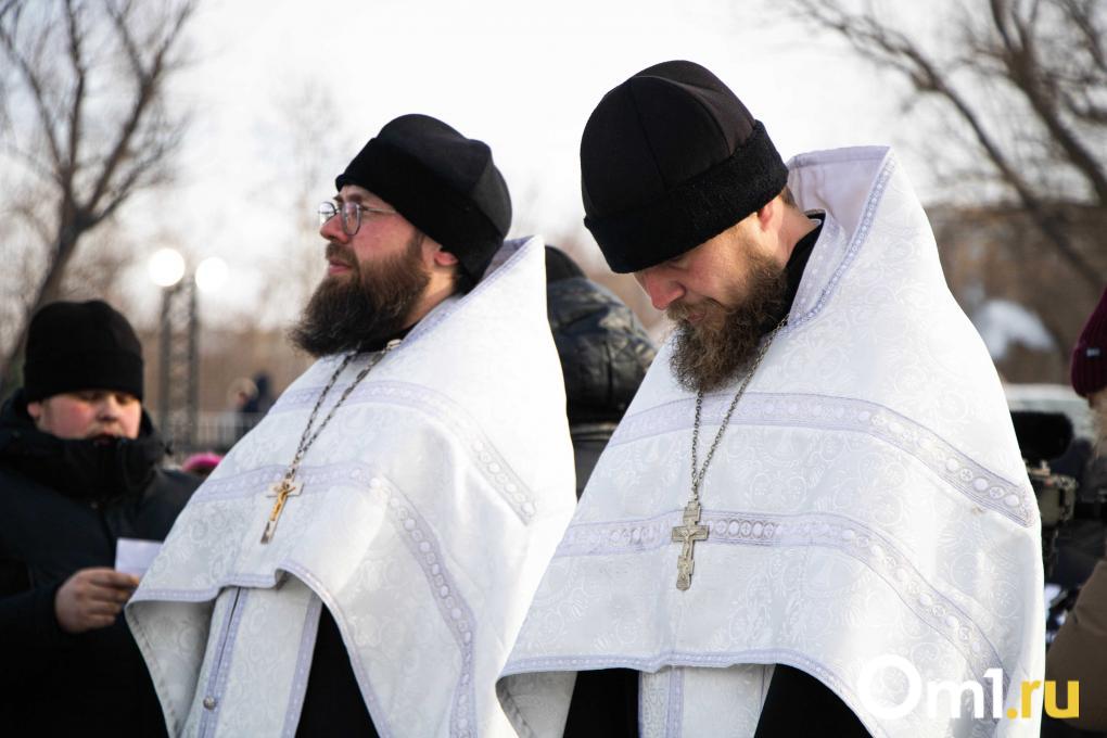 Передвижная колокольня и мороз: как на «Зелёном острове» в Омске освятили купели