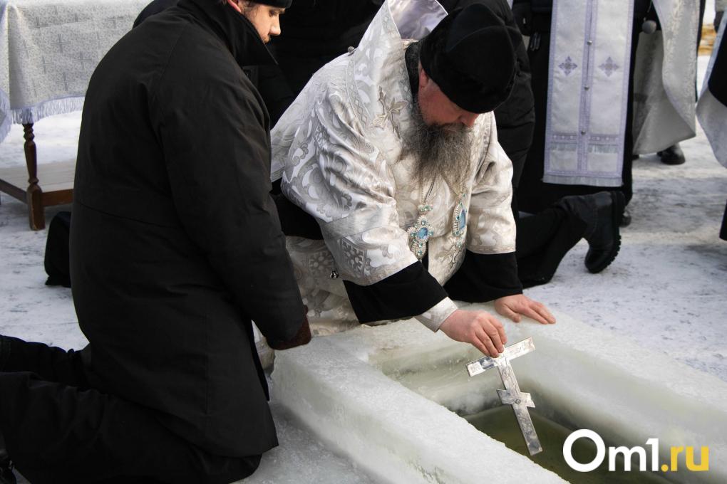 Передвижная колокольня и мороз: как на «Зелёном острове» в Омске освятили купели