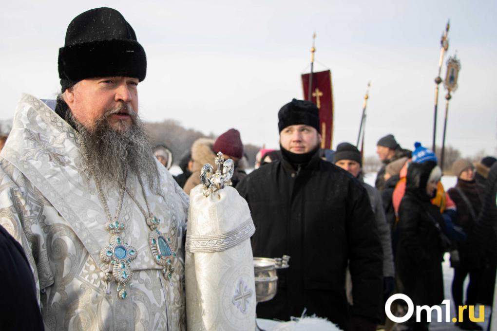 Передвижная колокольня и мороз: как на «Зелёном острове» в Омске освятили купели