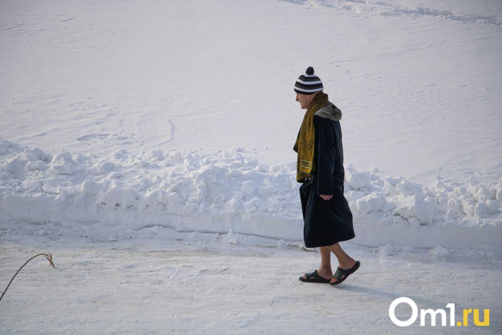 Передвижная колокольня и мороз: как на «Зелёном острове» в Омске освятили купели
