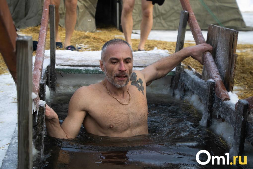 Передвижная колокольня и мороз: как на «Зелёном острове» в Омске освятили купели