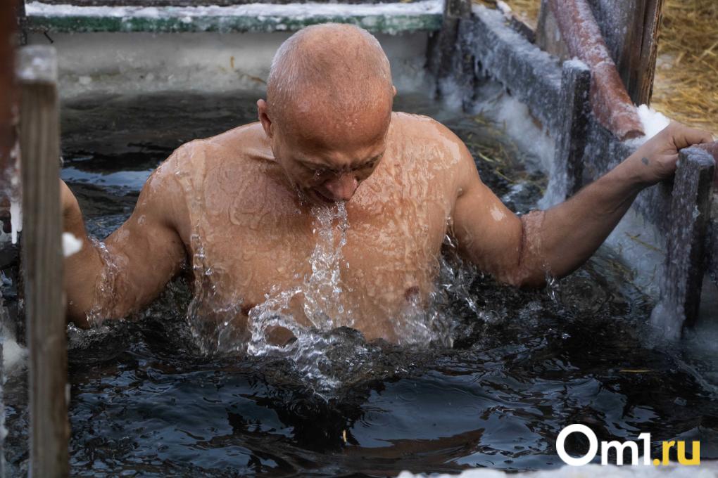 Передвижная колокольня и мороз: как на «Зелёном острове» в Омске освятили купели