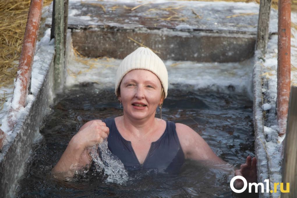 Передвижная колокольня и мороз: как на «Зелёном острове» в Омске освятили купели