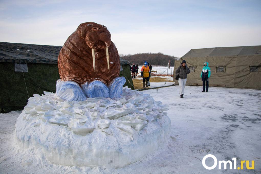 Передвижная колокольня и мороз: как на «Зелёном острове» в Омске освятили купели