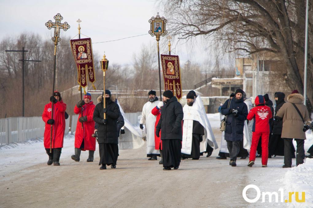 Передвижная колокольня и мороз: как на «Зелёном острове» в Омске освятили купели