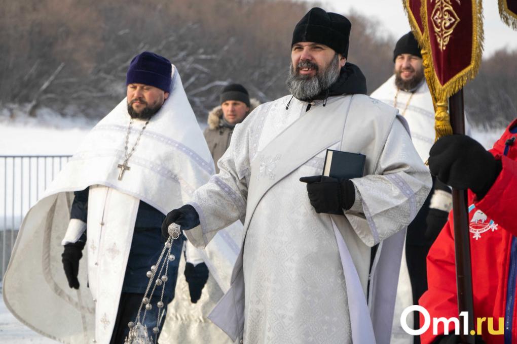 Передвижная колокольня и мороз: как на «Зелёном острове» в Омске освятили купели