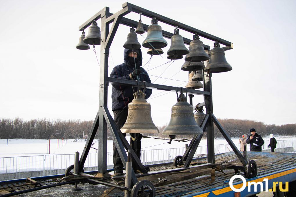 Передвижная колокольня и мороз: как на «Зелёном острове» в Омске освятили купели