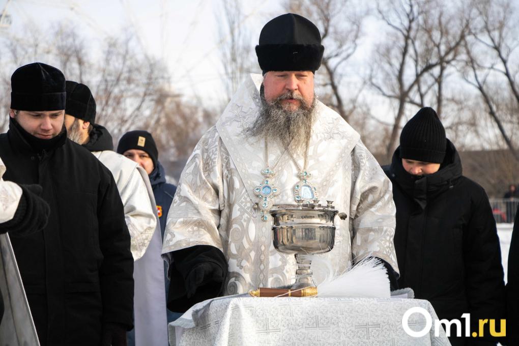 Передвижная колокольня и мороз: как на «Зелёном острове» в Омске освятили купели