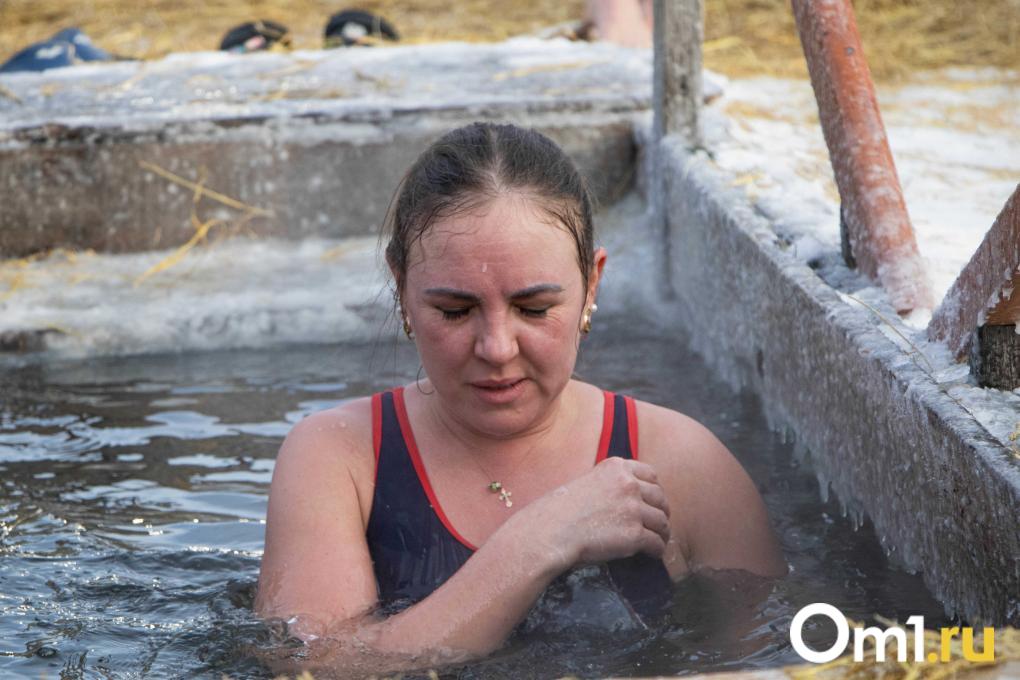 Омичи погружаются в холодную воду: кадры с крещенских купаний