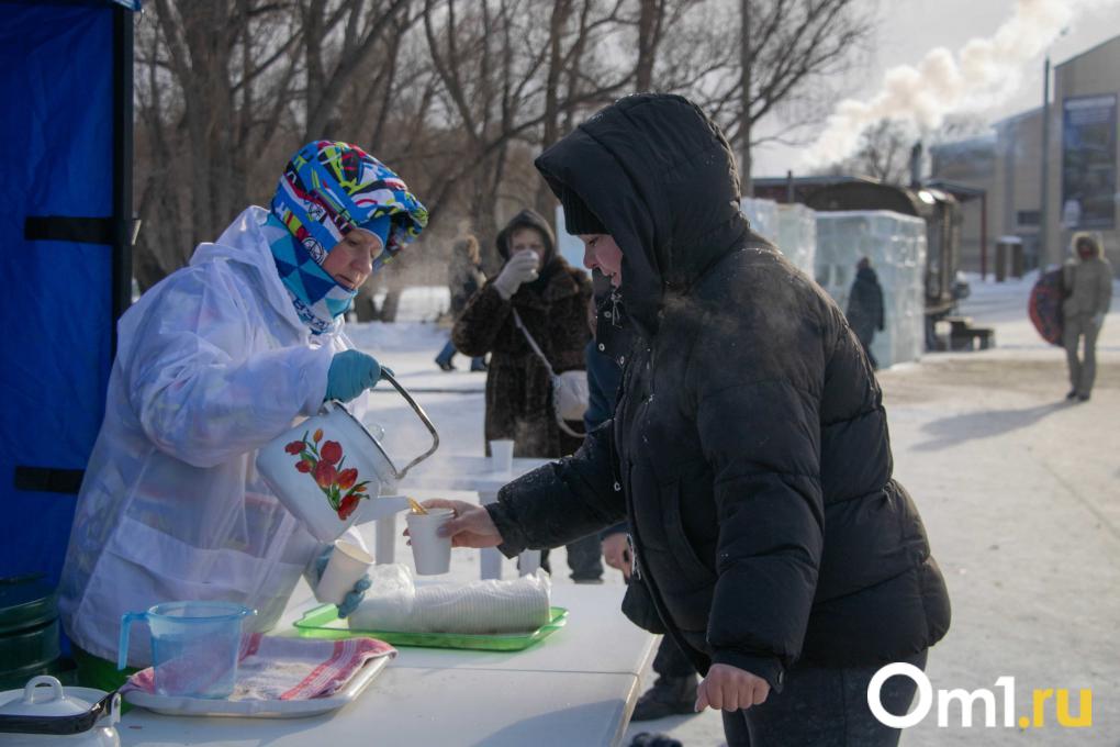 Омичи погружаются в холодную воду: кадры с крещенских купаний