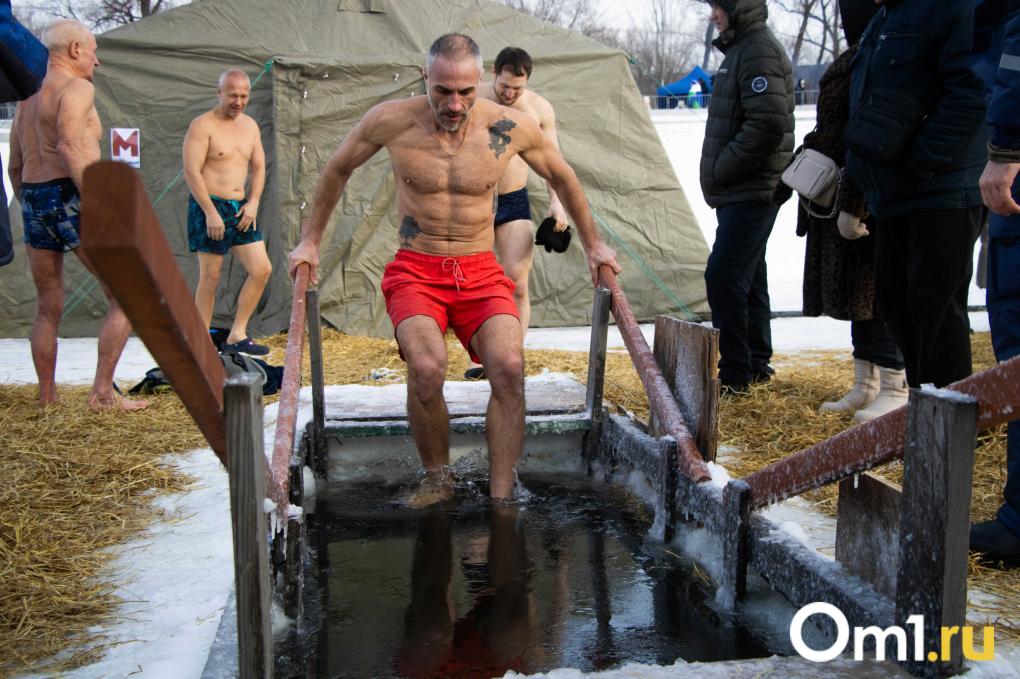 Омичи погружаются в холодную воду: кадры с крещенских купаний
