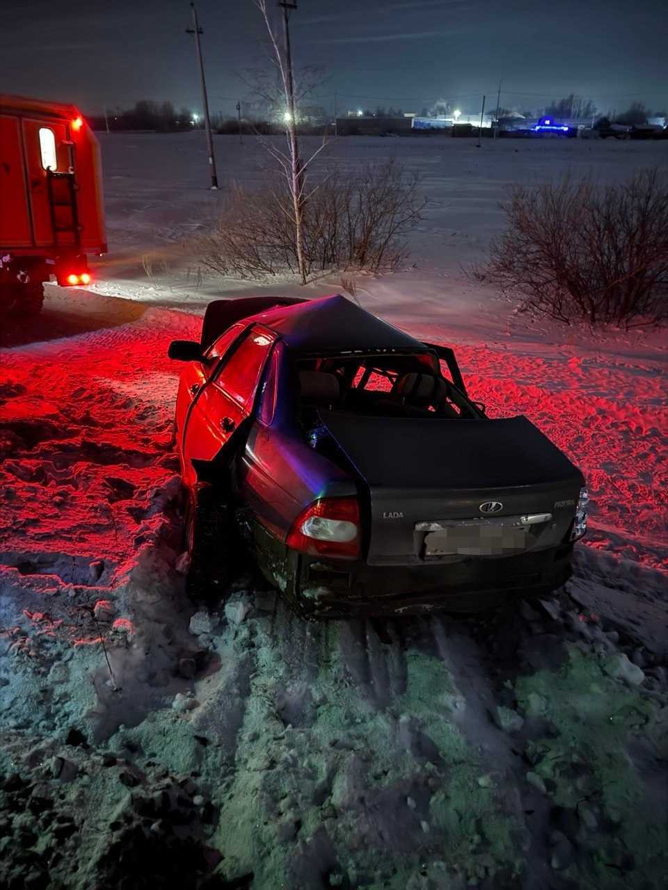 Опубликованы фото с переезда в Омске, где водитель попал под поезд