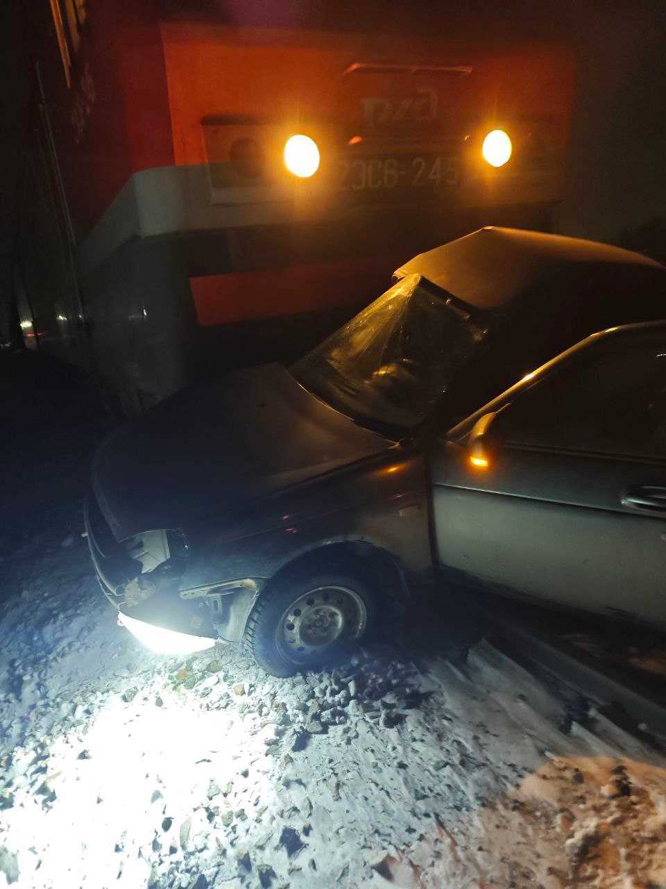 Опубликованы фото с переезда в Омске, где водитель попал под поезд