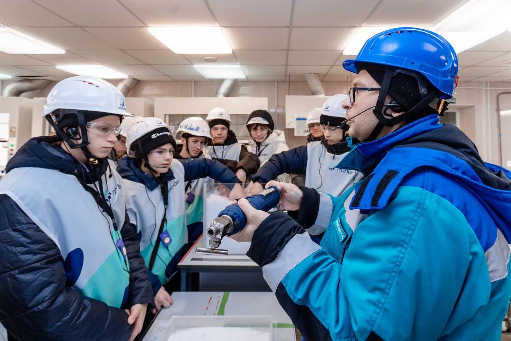 Химия добра: воспитанникам Дома детства на Кордной показали работу современного завода