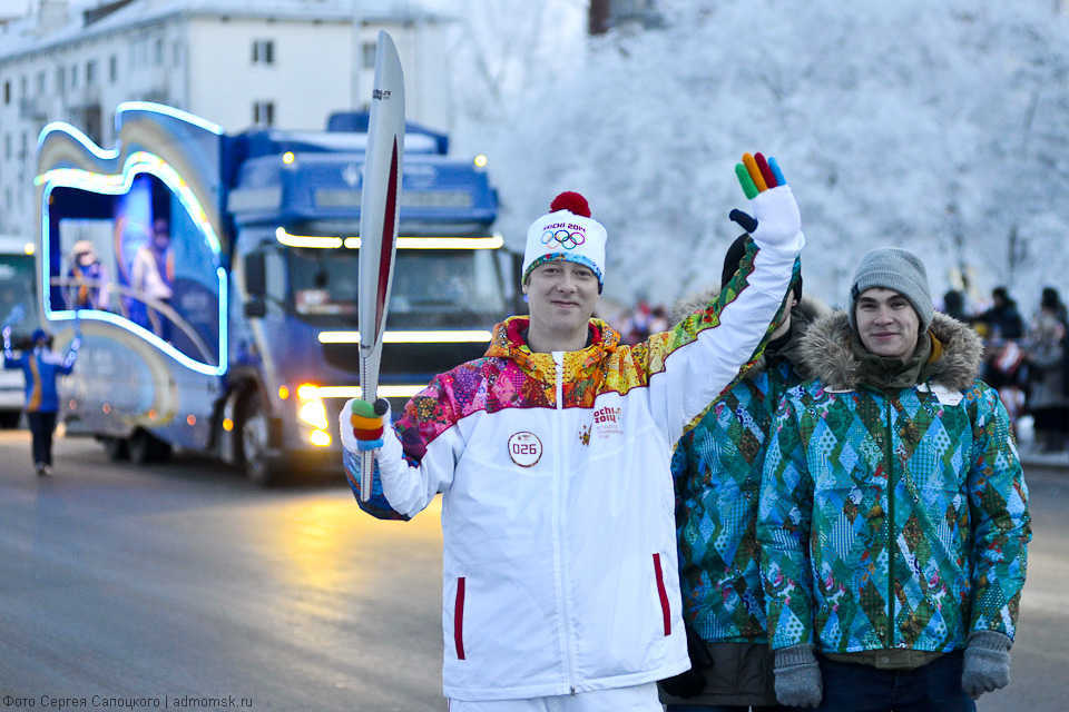 Пять колец и три ножа: как Омск встречал Олимпийский огонь 12 лет назад
