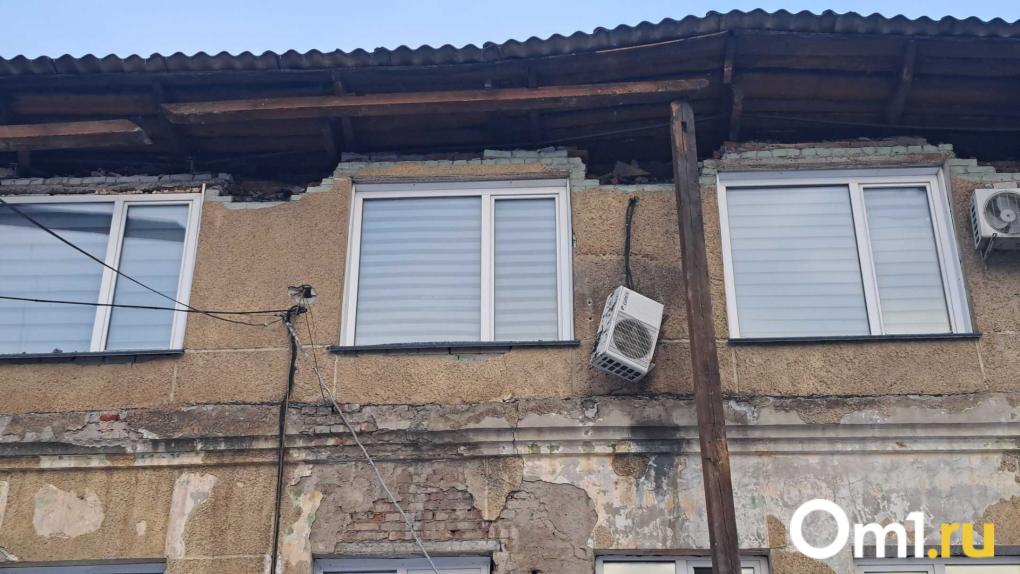 В Новосибирске обрушилась крыша старого здания: шесть автомобилей повреждены