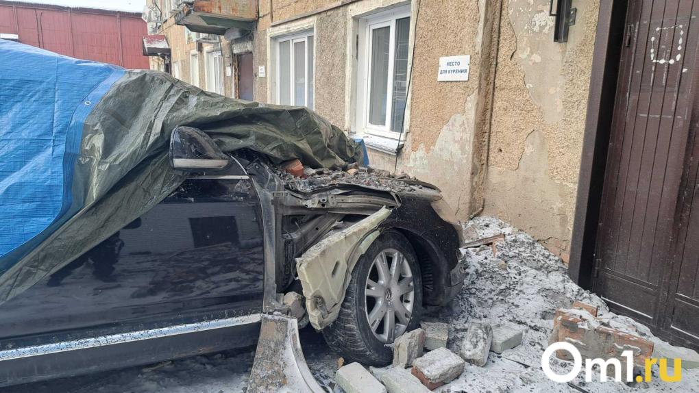 В Новосибирске обрушилась крыша старого здания: шесть автомобилей повреждены