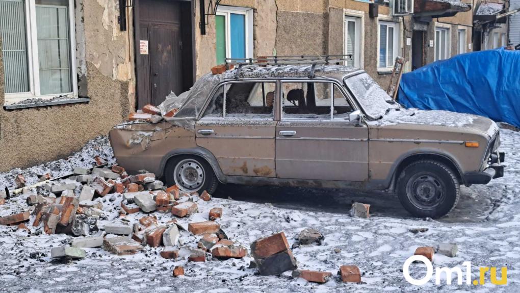 В Новосибирске обрушилась крыша старого здания: шесть автомобилей повреждены