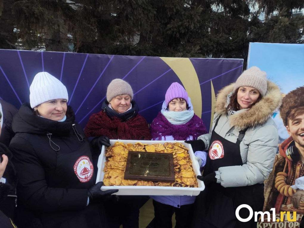 Кулинарный рекорд, ледяной столб и кёрлинг чайниками: в Крутой Горке отпраздновали Масленицу