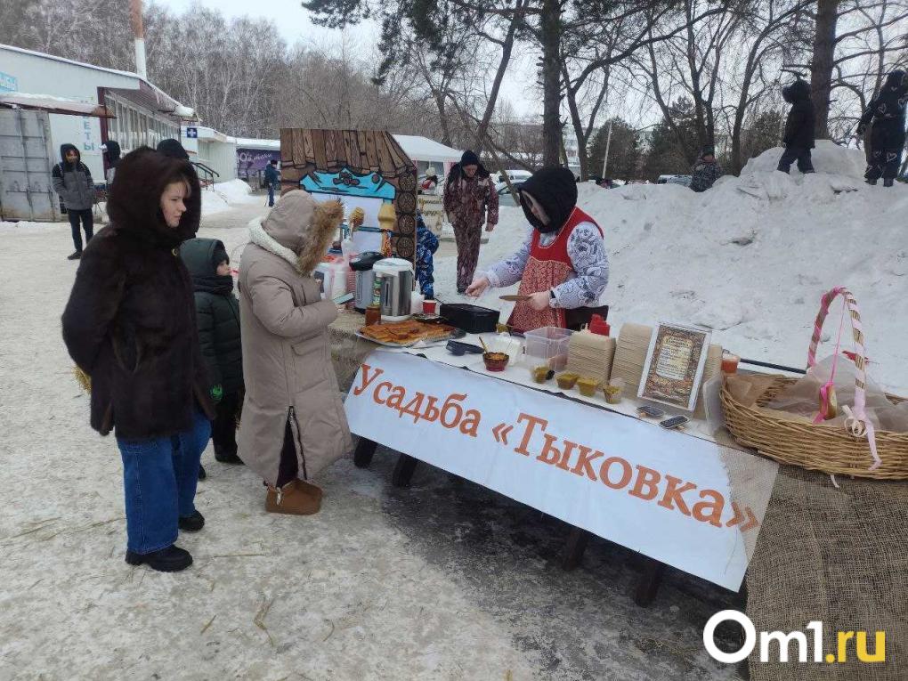 Кулинарный рекорд, ледяной столб и кёрлинг чайниками: в Крутой Горке отпраздновали Масленицу