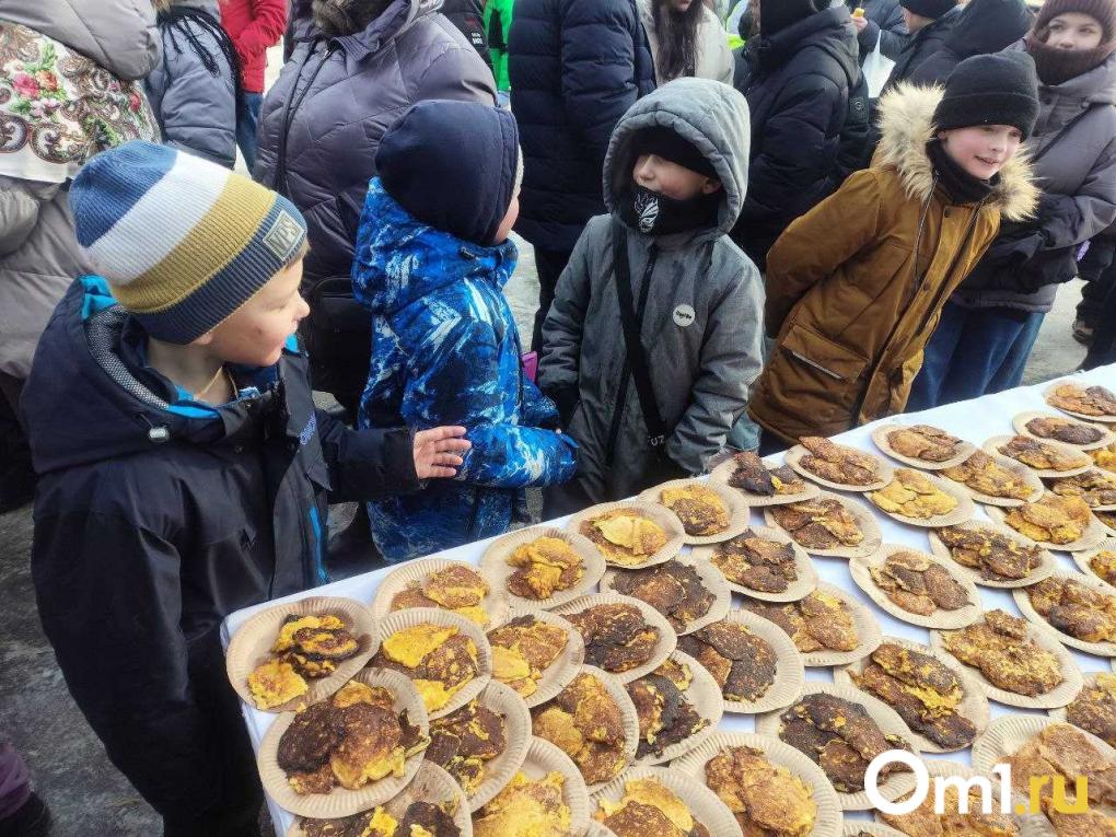 Кулинарный рекорд, ледяной столб и кёрлинг чайниками: в Крутой Горке отпраздновали Масленицу