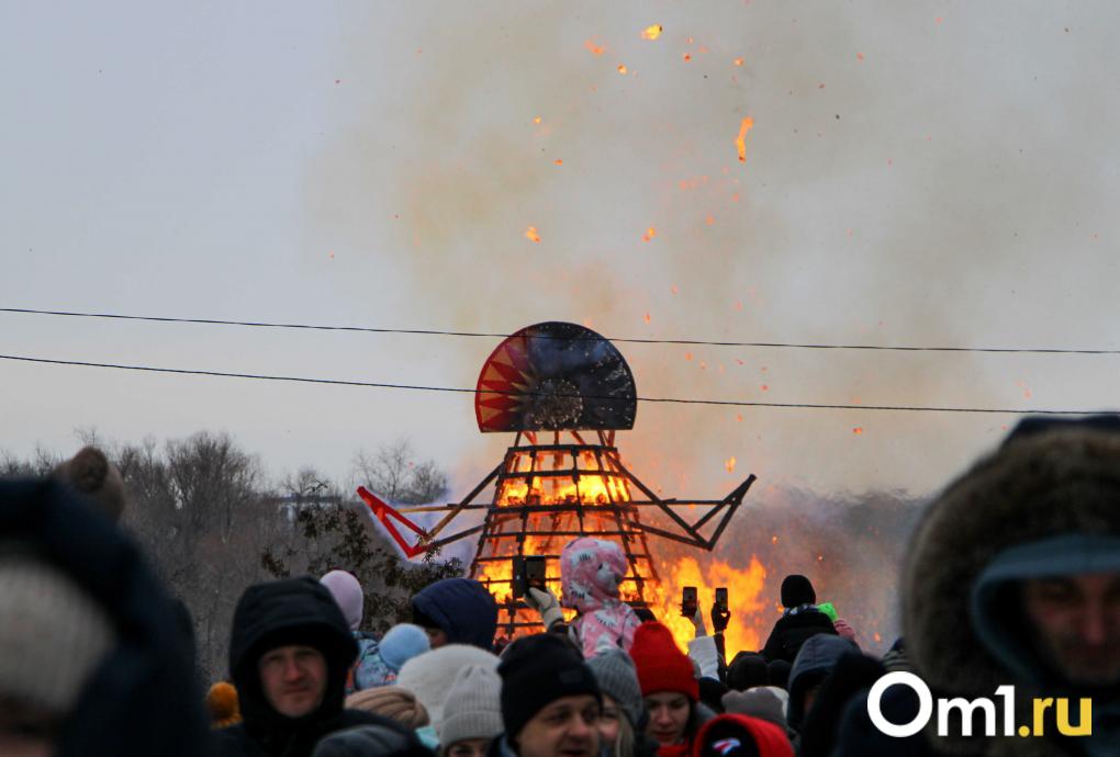 Сожжение гиганта, чайные и блинные рекорды: как омичи погуляли на Масленице в городе
