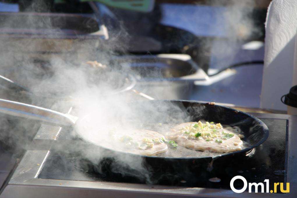 Сожжение гиганта, чайные и блинные рекорды: как омичи погуляли на Масленице в городе