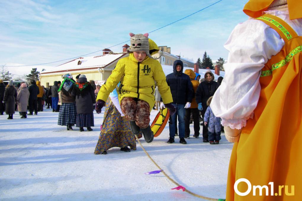 Сожжение гиганта, чайные и блинные рекорды: как омичи погуляли на Масленице в городе