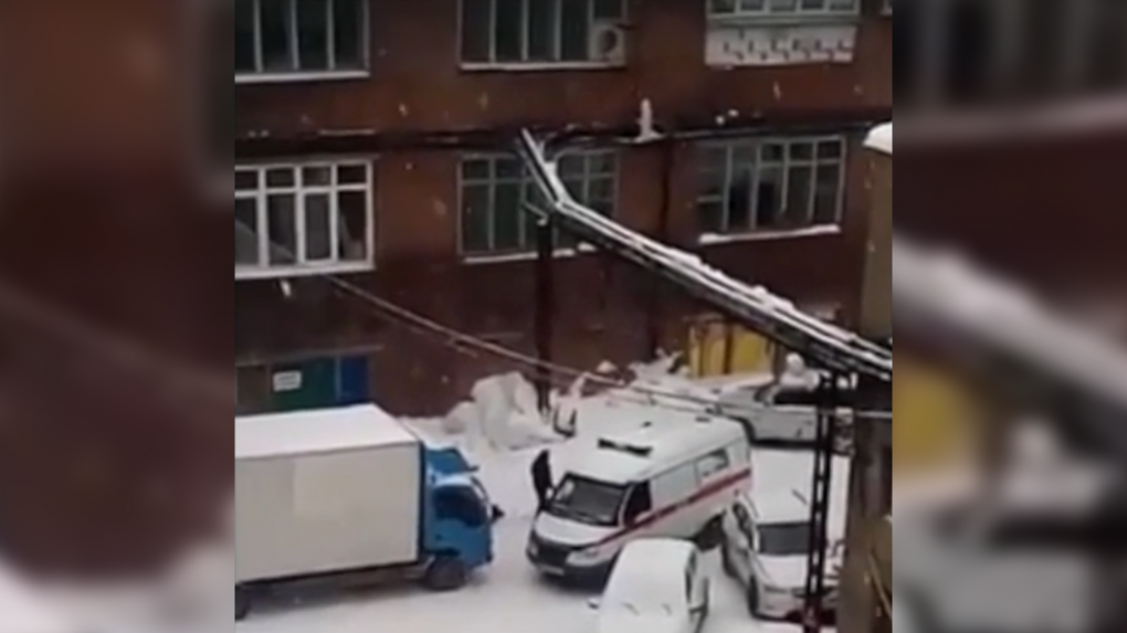 Машина «скорой помощи» заблокировала тротуар в Новосибирске на три дня — водитель хамит в ответ на претензии