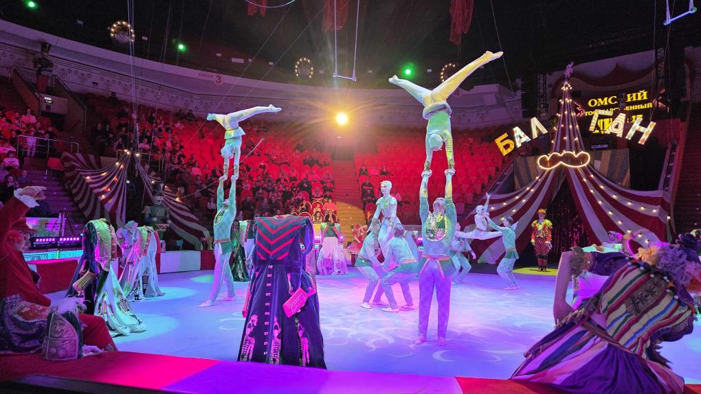 Смелость, грация и хищные кошки: как прошла премьера «Балагана» в омском цирке