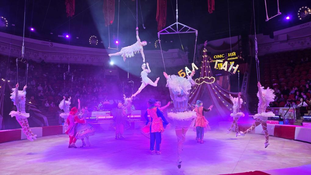 Смелость, грация и хищные кошки: как прошла премьера «Балагана» в омском цирке