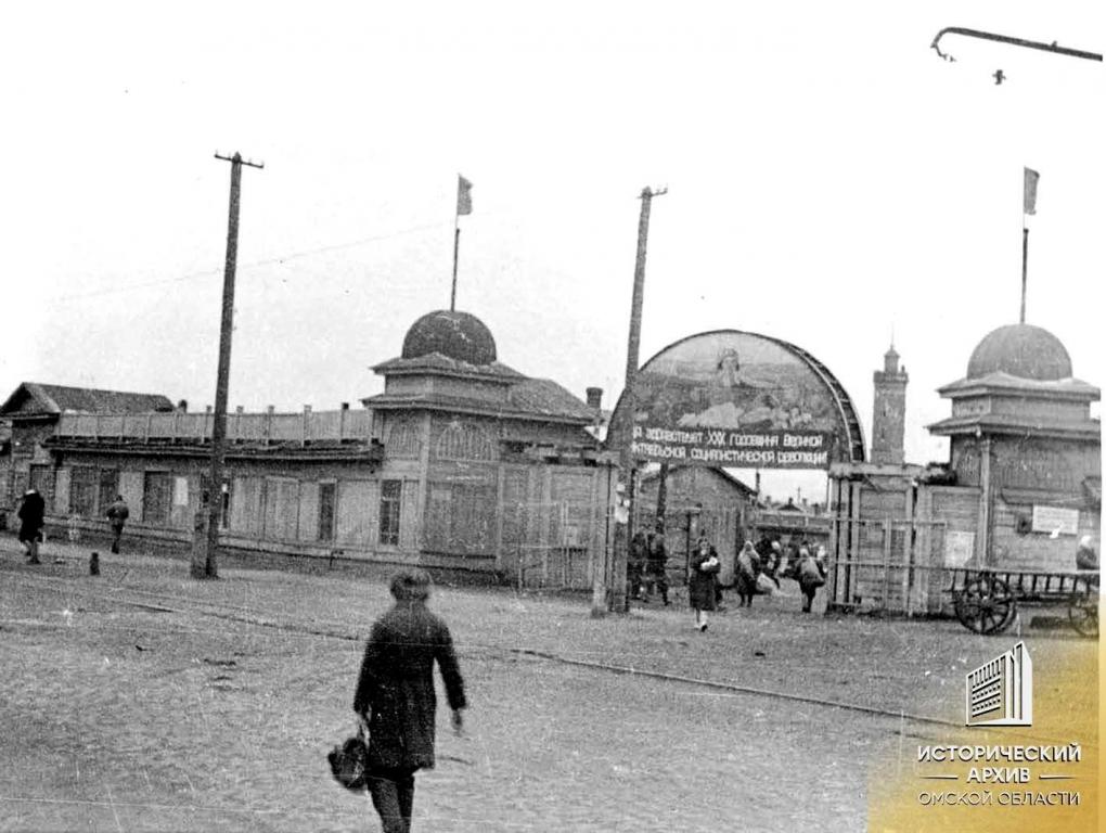 Покупали меха, сено, мясо: исторический архив опубликовал ретро-снимки омичей, закупающихся на базарах