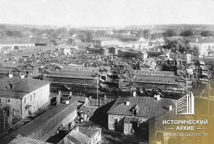 Покупали меха, сено, мясо: исторический архив опубликовал ретро-снимки омичей, закупающихся на базарах