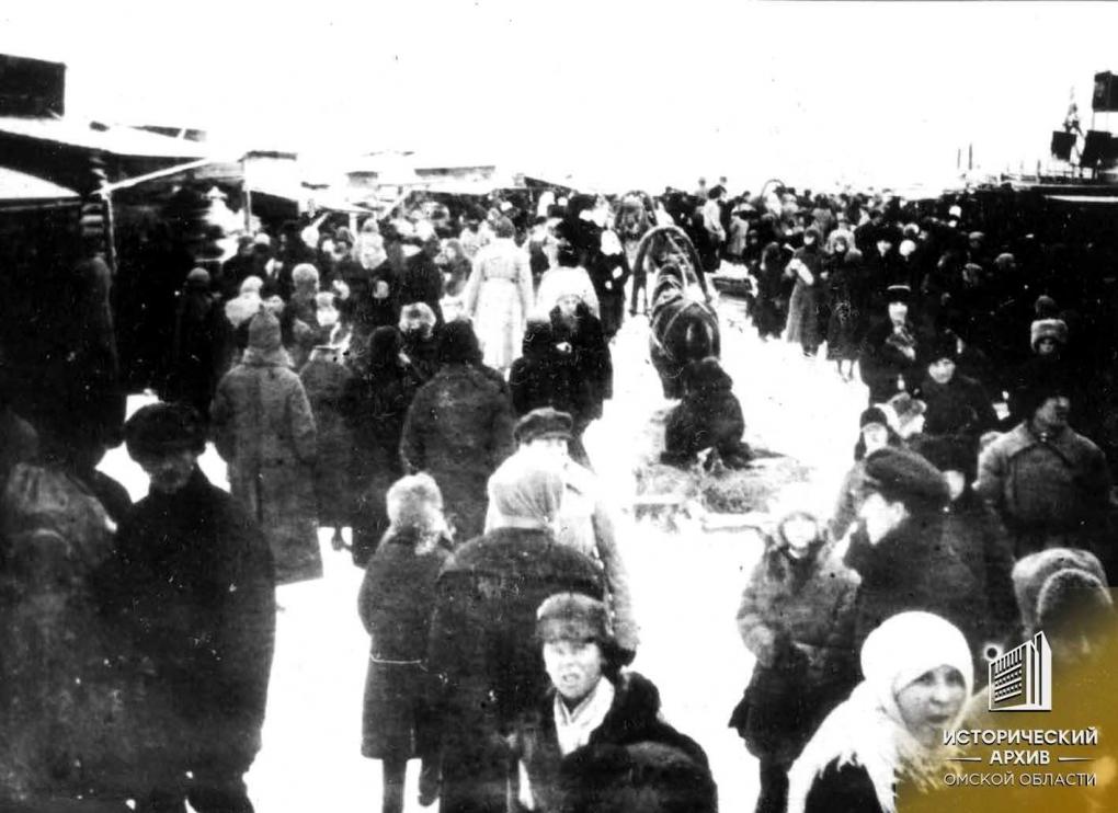 Покупали меха, сено, мясо: исторический архив опубликовал ретро-снимки омичей, закупающихся на базарах