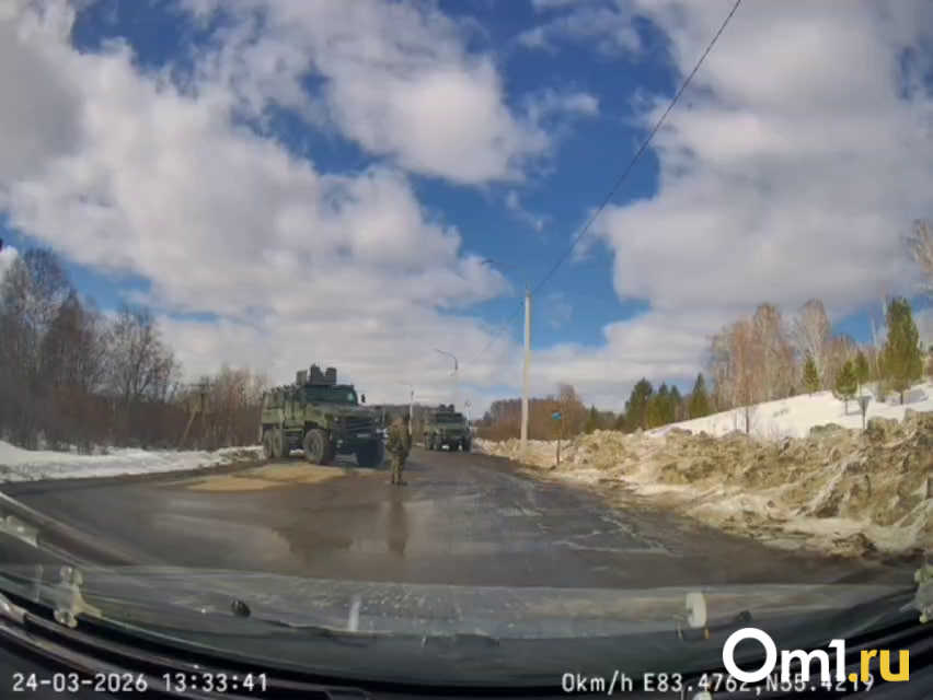 Вооружённые люди в камуфляже останавливают автомобили у села Ташара в Новосибирской области