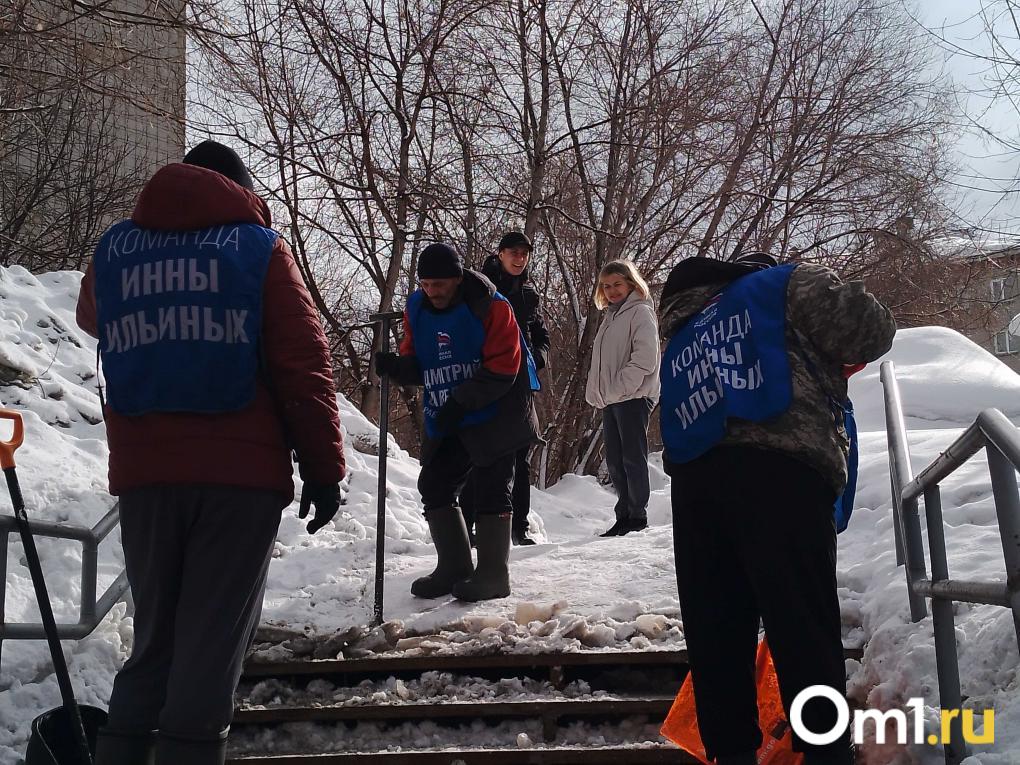 В Новосибирске продолжается уборка снега перед весенним паводком