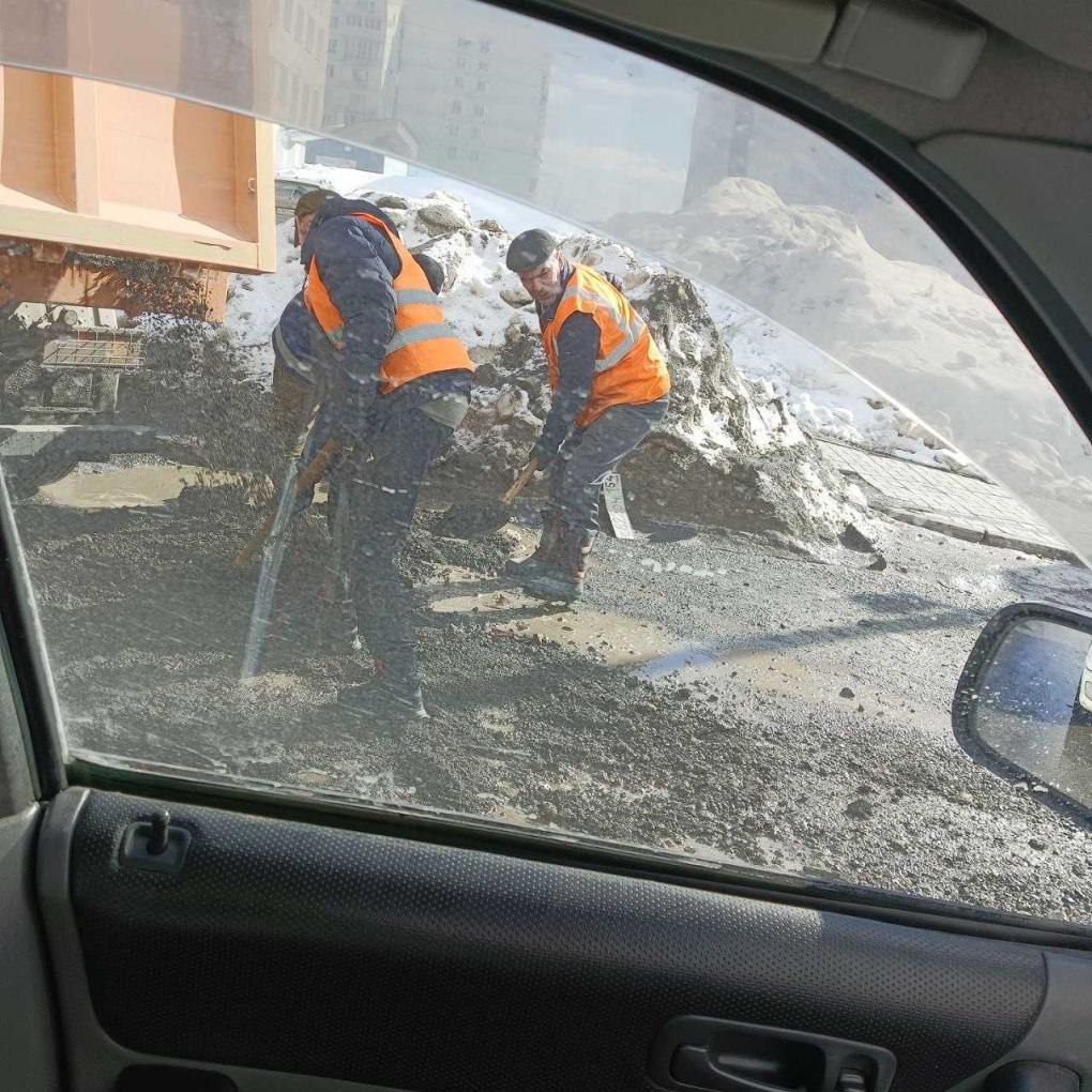 «Ямы глубиной в полколеса»: жители МЖК рассказали про ужасное состояние единственного выезда из микрорайона