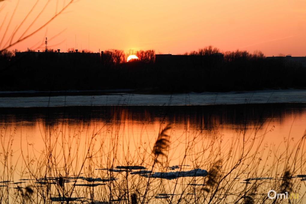 На Иртыше начался ледоход – посмотрите, как это красиво в лучах уходящего солнца