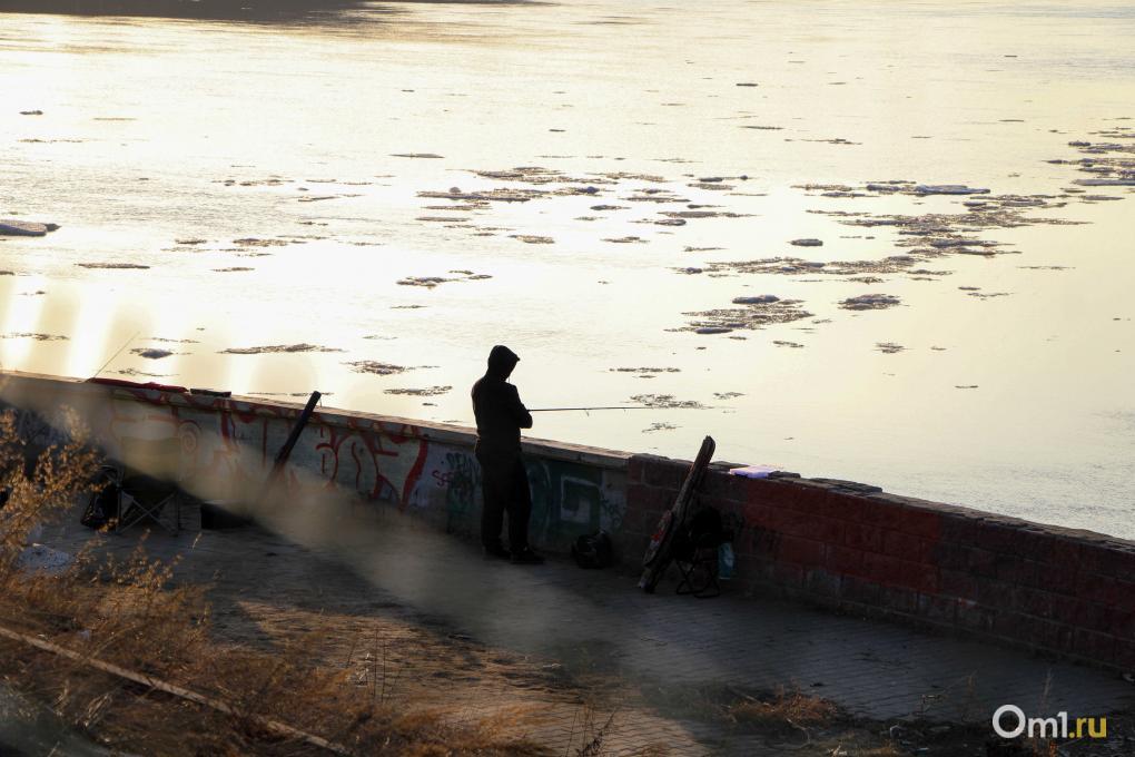 На Иртыше начался ледоход – посмотрите, как это красиво в лучах уходящего солнца