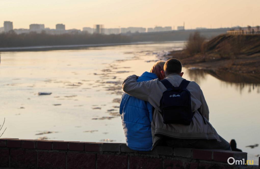 На Иртыше начался ледоход – посмотрите, как это красиво в лучах уходящего солнца