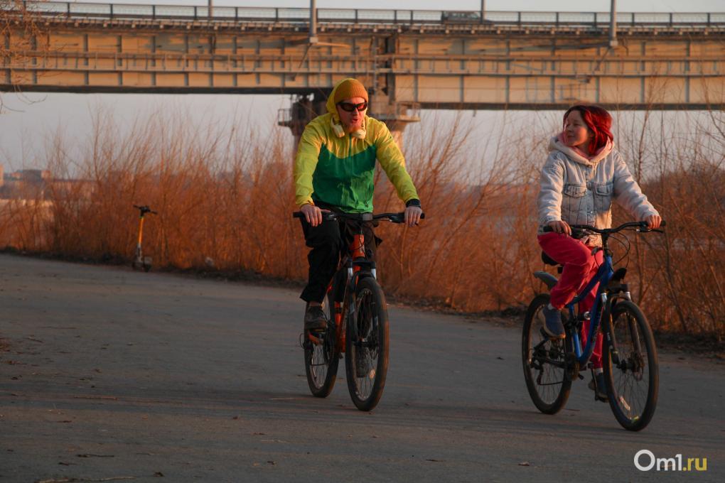 На Иртыше начался ледоход – посмотрите, как это красиво в лучах уходящего солнца